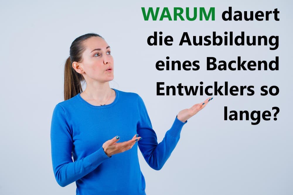 Eine Frau deutet auf einen Schriftzug: "Warum dauert die Ausbildung eines Backend Entwicklers so lange?"