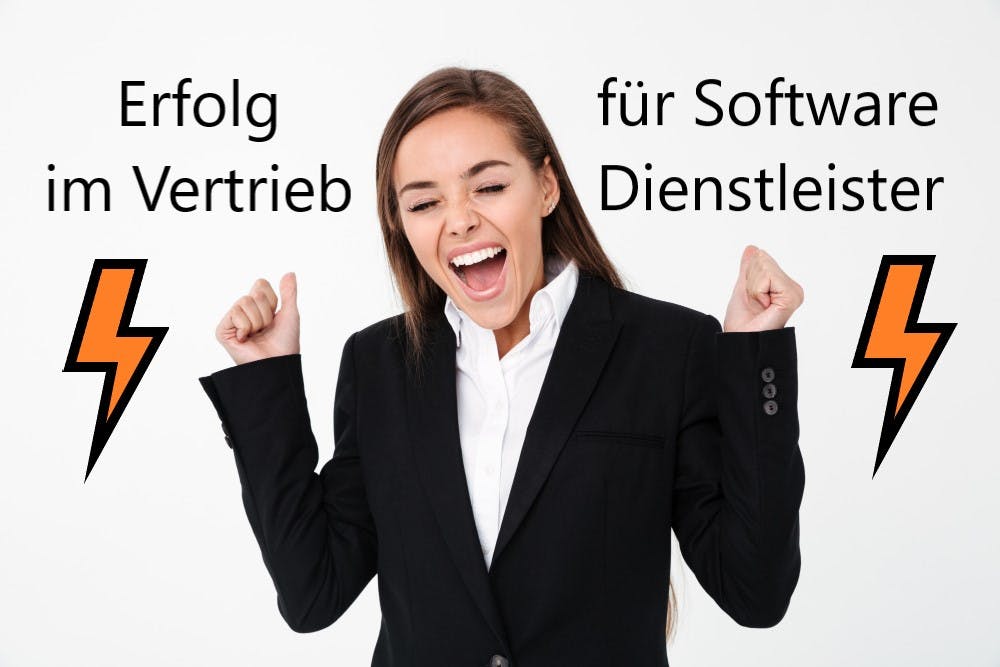 Eine Geschäftsfrau jubelt über die Aufschrift "Erfolg im Vertrieb für Software Dienstleister".