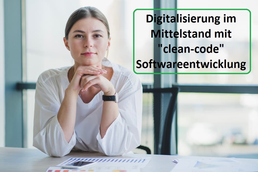 Eine Frau sitzt an einem Schreibtisch, schaut in die Kamera und stützt ihr Kinn auf ihren Händen.