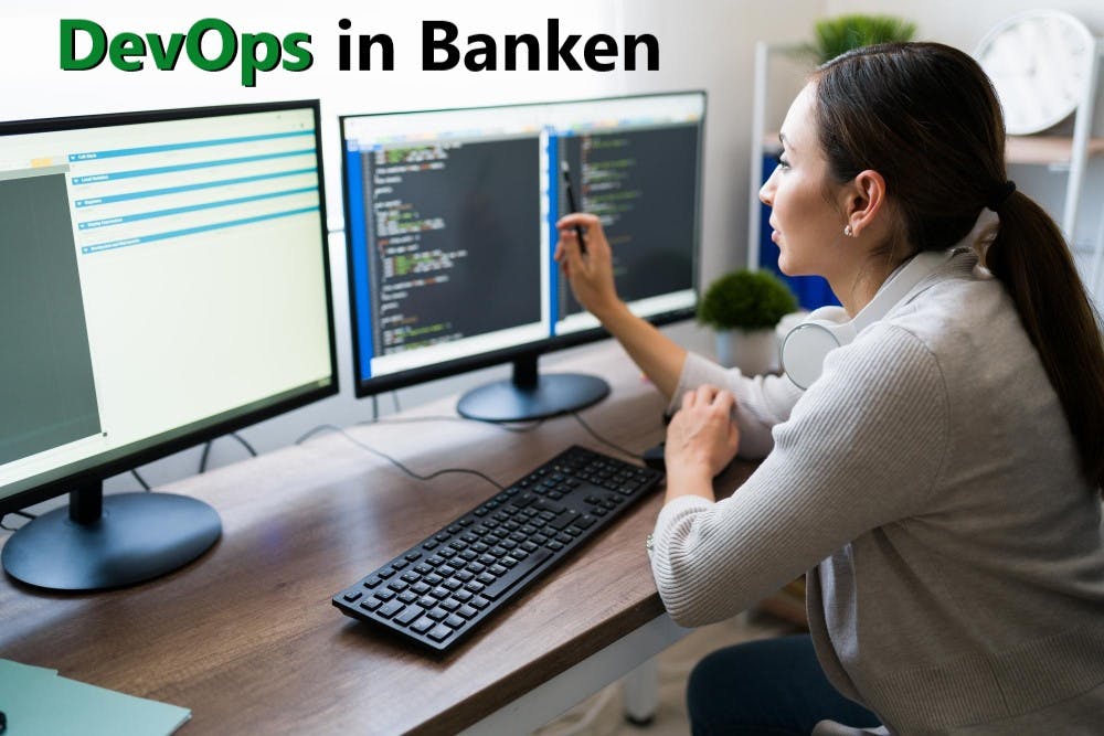 Eine Frau sitzt vor zwei Monitoren mit dem Text "DevOps in Banken".